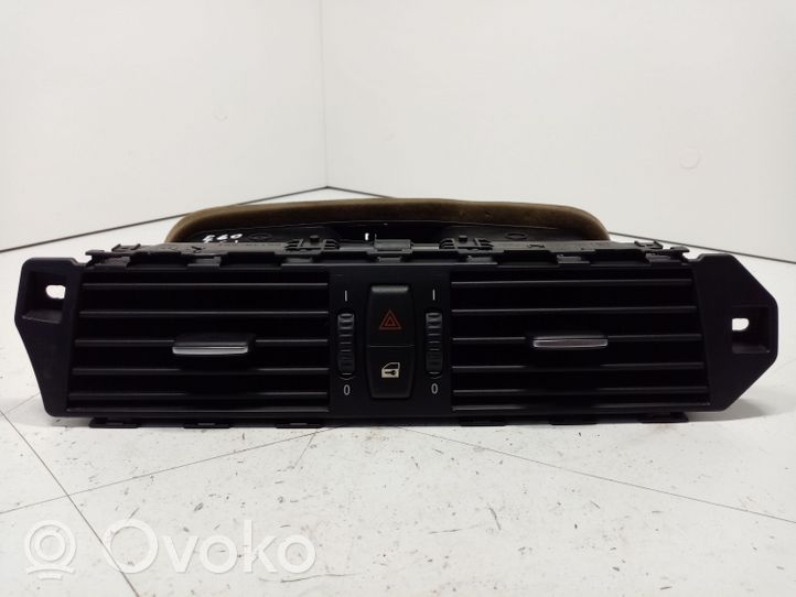 BMW 5 E60 E61 Kojelaudan keskiosan tuuletussuuttimen ritilä 6910734