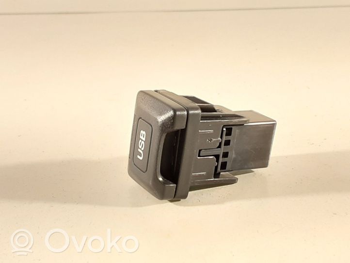 Honda Civic IX USB-pistokeliitin K139121