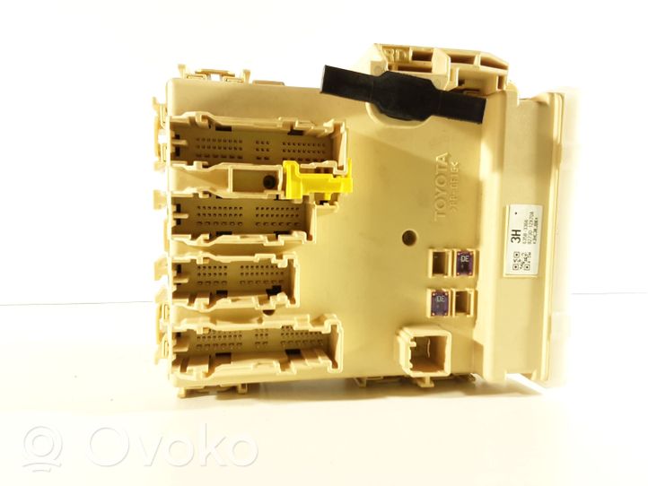 Toyota Auris E180 Module de fusibles 8922102350