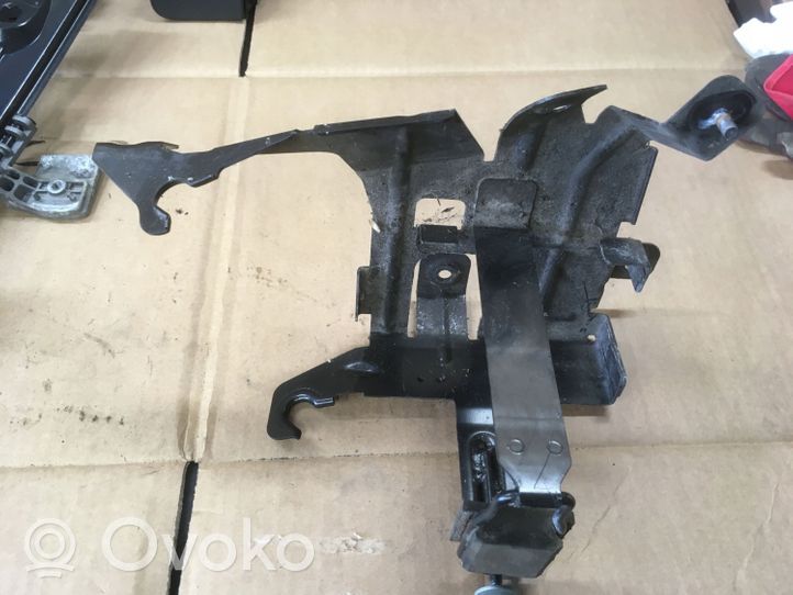 Mercedes-Benz E W211 Staffa di montaggio della batteria A2115454440