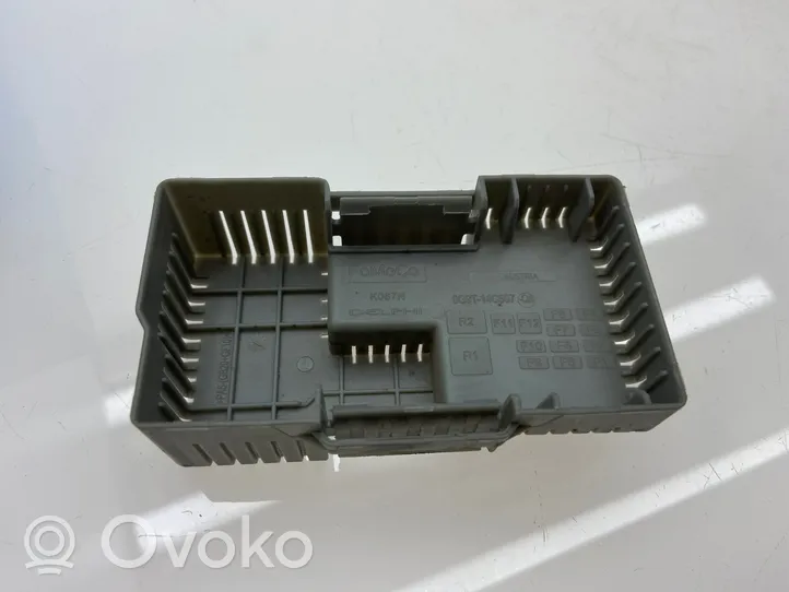 Ford Mondeo MK IV Tapa de caja de fusibles 6G9T14C507