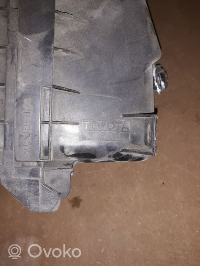 Toyota Avensis T270 Caja del filtro de aire 0R04