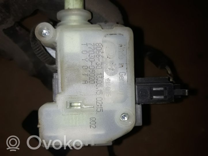 Toyota Avensis T270 Siłownik klapki wlewu paliwa 7703005020