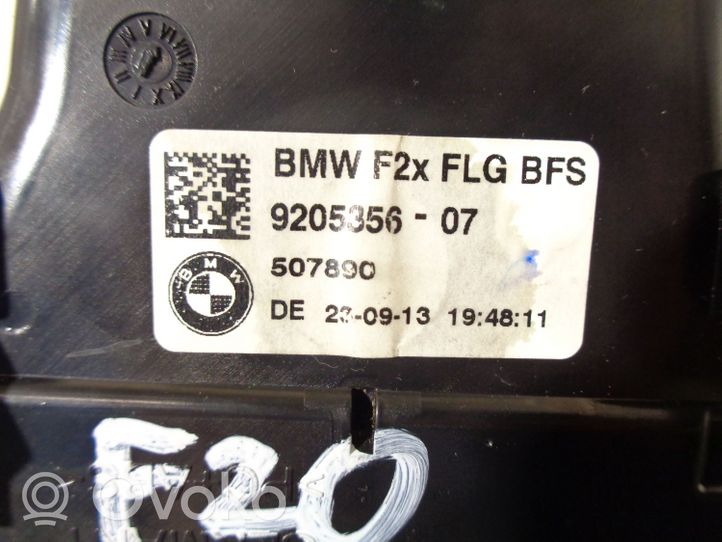 BMW 1 F20 F21 Kojelaudan sivutuuletussuuttimen kehys 9205356