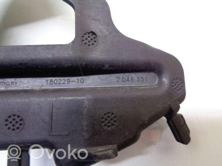 BMW 7 F01 F02 F03 F04 Supporto di montaggio del parafango 7046351