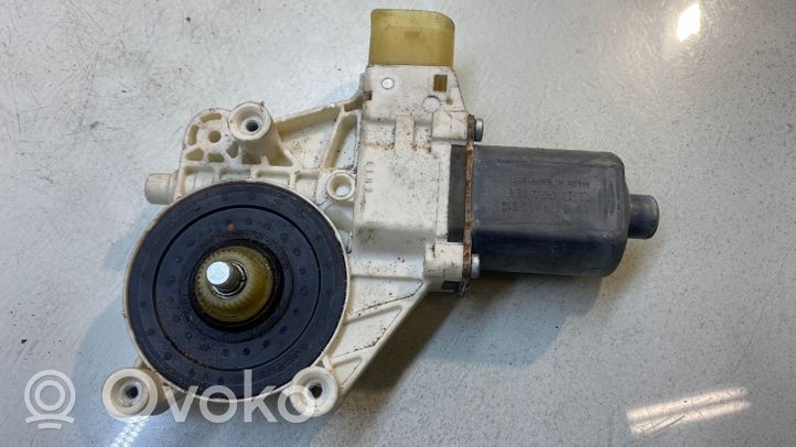 BMW 7 F01 F02 F03 F04 Galinis varikliukas langų pakėlėjo 7046032