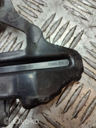 BMW 7 F01 F02 F03 F04 Supporto di montaggio del parafango 7046351