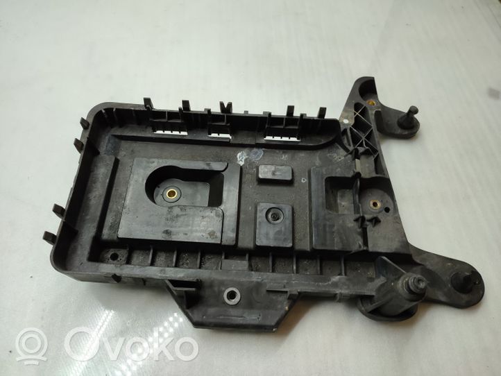 Volkswagen Touran II Boîte de batterie 1K0915333