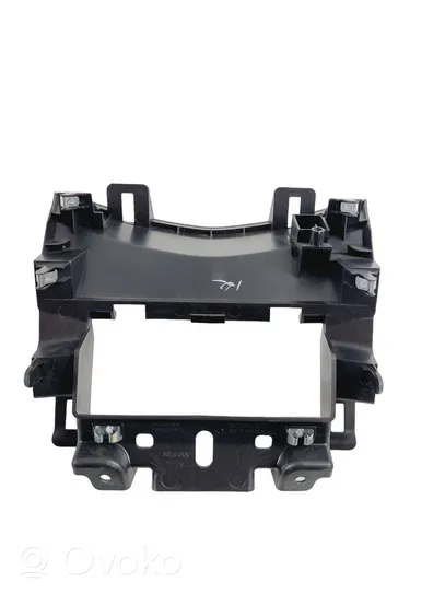 Nissan Qashqai Altri elementi della console centrale (tunnel) 681044EH0A