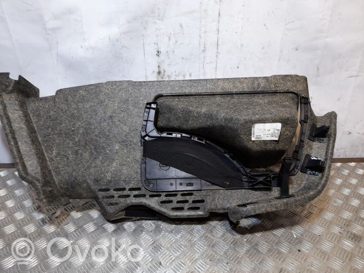 Audi A4 S4 B8 8K Tavaratilan/takakontin alempi sivuverhoilu 8K5863888D