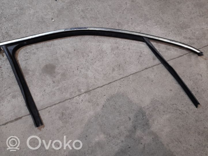 Volkswagen Touareg II Moulure de vitre de la porte avant 7P0837432H