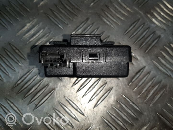 Chevrolet Camaro Oven keskuslukituksen ohjausyksikön moduuli 13595511