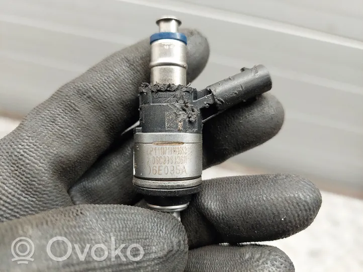 Audi Q7 4M Fuel injector 06E095A