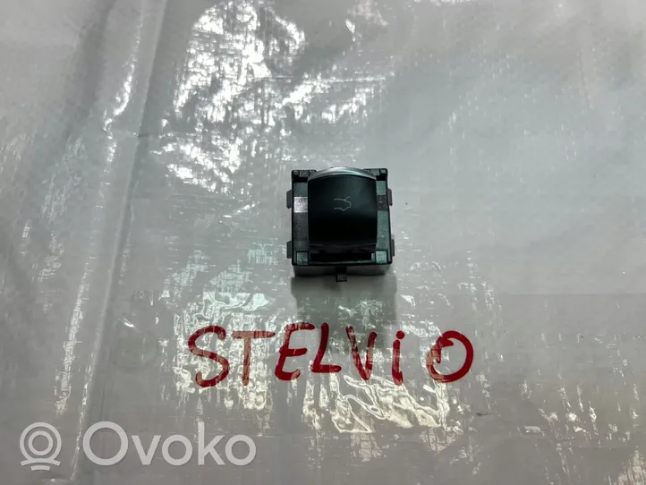 Alfa Romeo Stelvio Takaluukun avauskytkin 