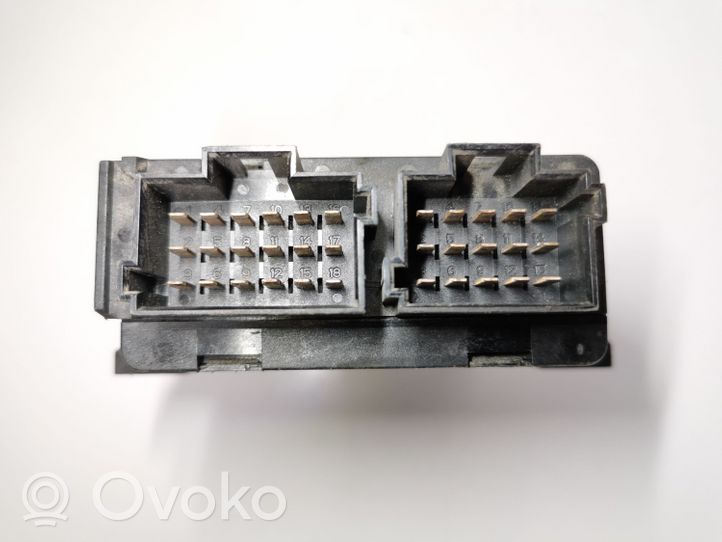 Mercedes-Benz Vito Viano W638 Oven keskuslukituksen ohjausyksikön moduuli A0004461019