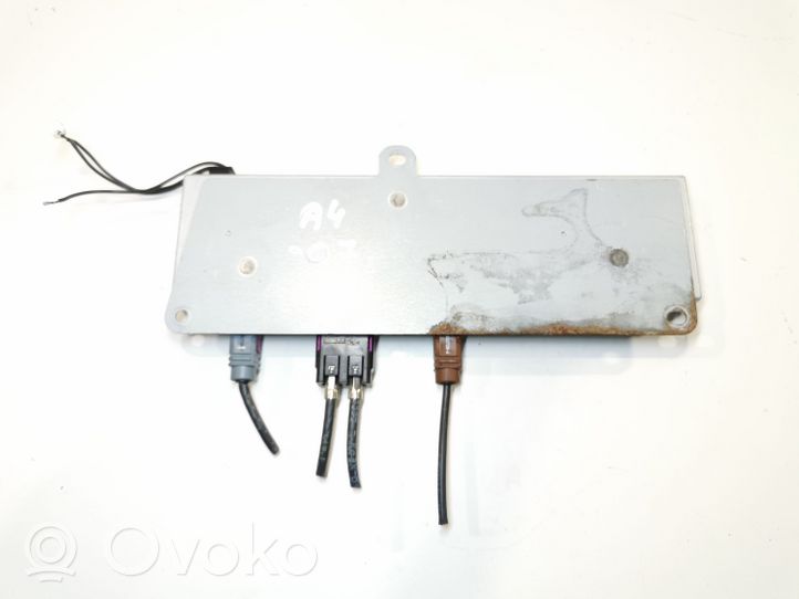 Audi A4 S4 B7 8E 8H Antenos stiprintuvas 8E9035225AF