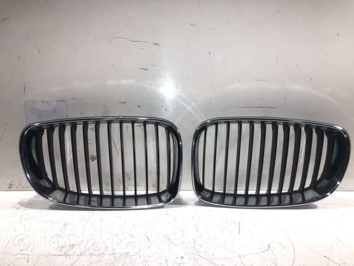 BMW 1 E81 E87 Grill / Wlot powietrza błotnika przedniego 22405910