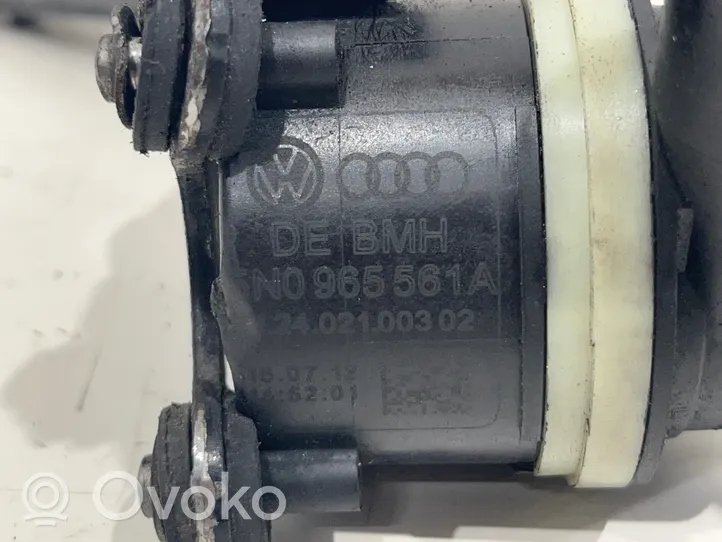 Volkswagen PASSAT B7 Pompe à eau de liquide de refroidissement 2402100302