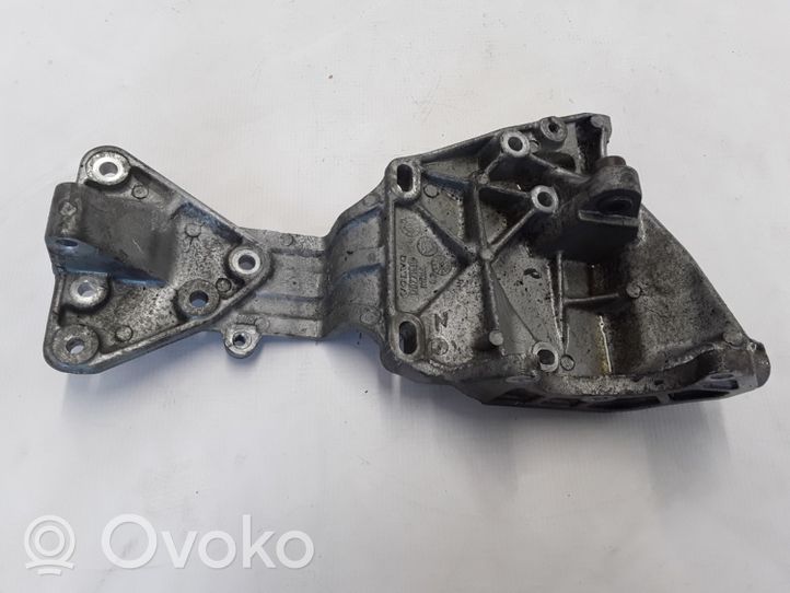 Volvo XC60 Generator/alternator bracket 