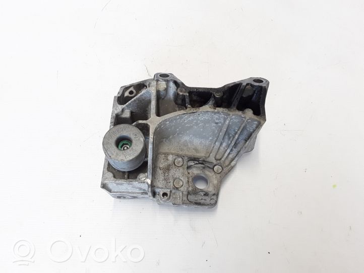 Volvo XC70 Engine mounting bracket 