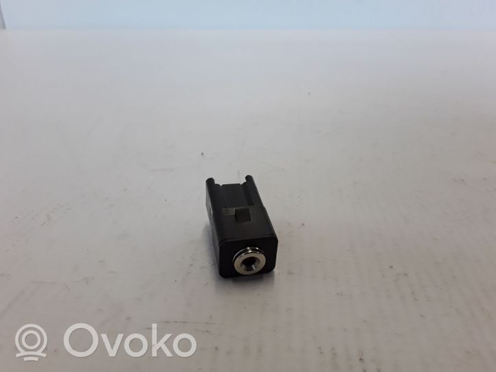 Volvo S80 Connettore plug in AUX 30657961