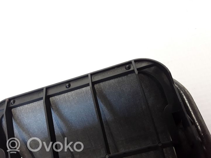 Renault Megane IV Grill / Wlot powietrza błotnika przedniego 8200728288