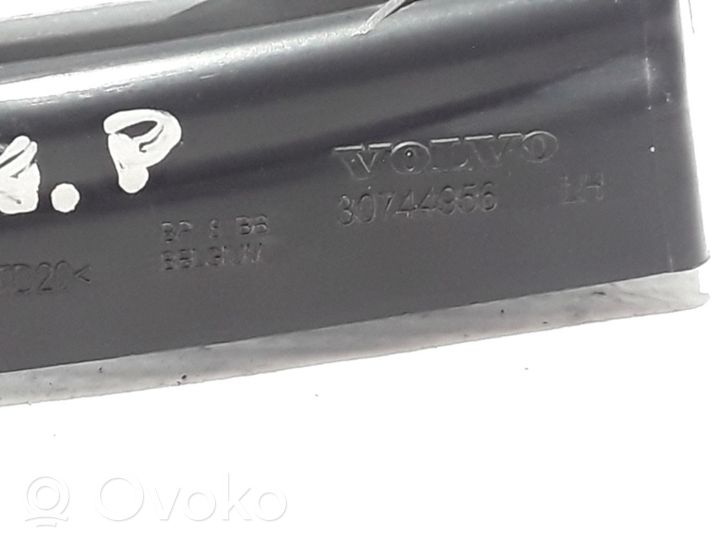 Volvo V50 Soporte del parachoques delantero 30744956