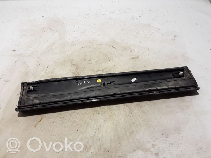 Audi Q5 SQ5 Takaoven lista (muoto) 8R0653969E