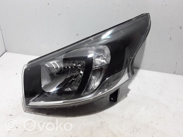 Opel Vivaro Lampa przednia 260606315R