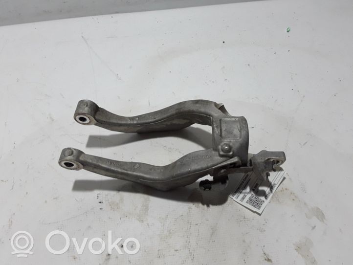 Volvo S90, V90 Alemman iskunvaimentimen kiinnike 31360635