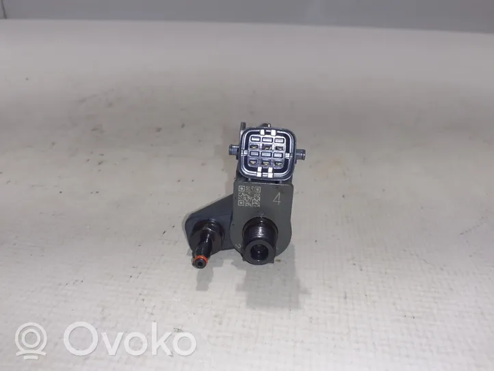 Volvo XC60 Fuel injector 32140080