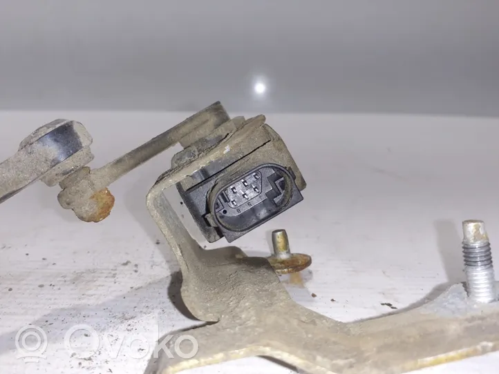 Mercedes-Benz EQC Capteur de hauteur de suspension arrière A0009053704