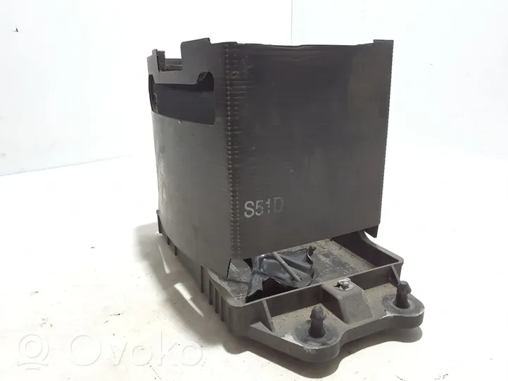 Mazda CX-3 Staffa di montaggio della batteria D09T56041