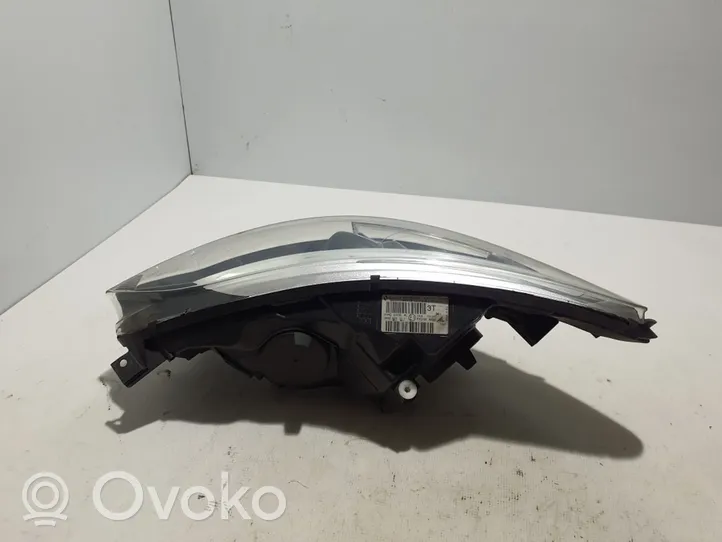 Renault Captur Lampa przednia 260105066R