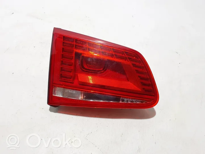 Volkswagen Touareg II Lampy tylnej klapy bagażnika 7P6945307