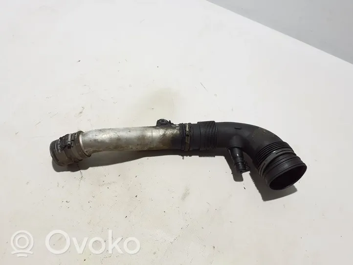 Volkswagen Touareg II Tube d'admission de tuyau de refroidisseur intermédiaire 7P6129571