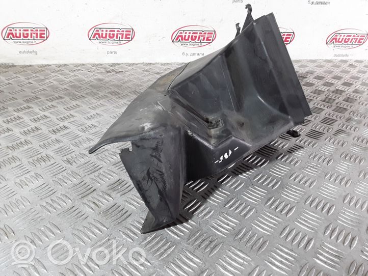 Volkswagen PASSAT B5 Guía de aire del intercooler 8L0117339A