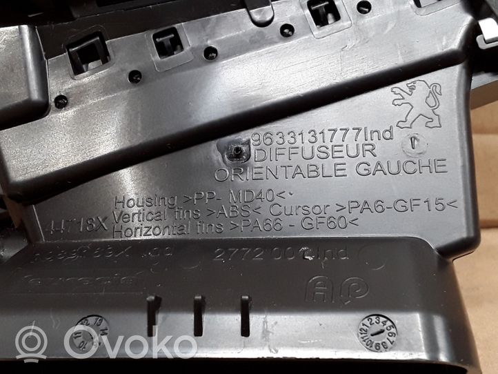 Peugeot 208 Copertura griglia di ventilazione laterale cruscotto 9633131777