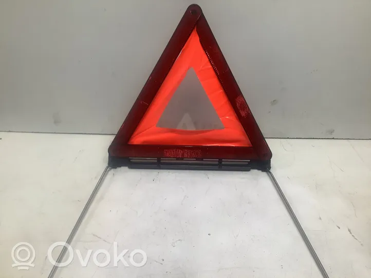 Volkswagen PASSAT B7 Emergency warning sign 8D9860251B