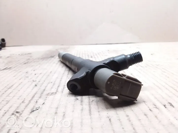 Toyota Avensis T270 Fuel injector 236700R100