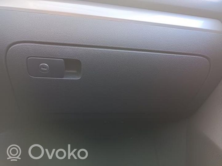 Volkswagen Golf VI Подстилочка выдвижного ящика / полочки 