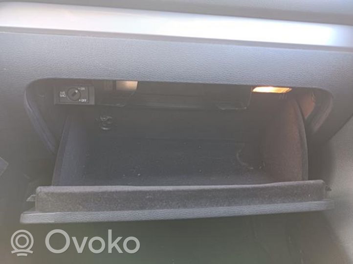 Volkswagen Golf VI Panelės stalčiuko/lentinėlės paklotėlis 