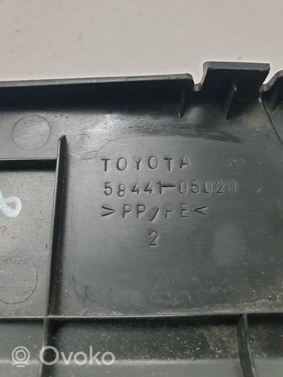 Toyota Avensis T250 Dangtis akumuliatoriaus dėžės 5844105020