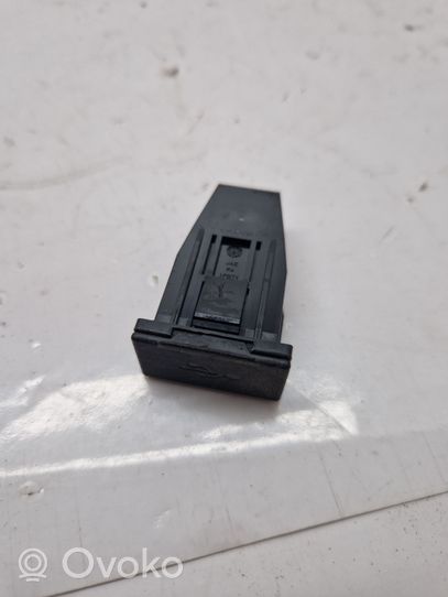 Mitsubishi Outlander USB socket connector 