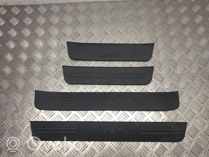 Hyundai Santa Fe Garniture de protection de seuil intérieur 858852B000