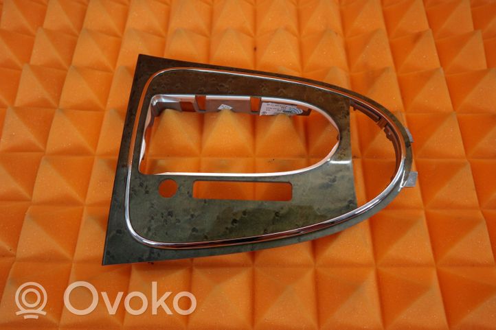 Mercedes-Benz CLS C219 Rivestimento in plastica cornice della leva del cambio 2196807736