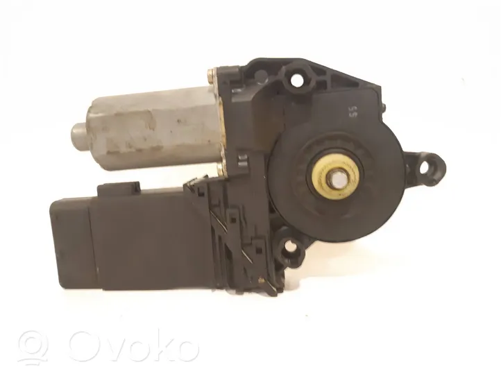 Volkswagen Golf IV Fensterhebermotor Tür vorne 0130821764