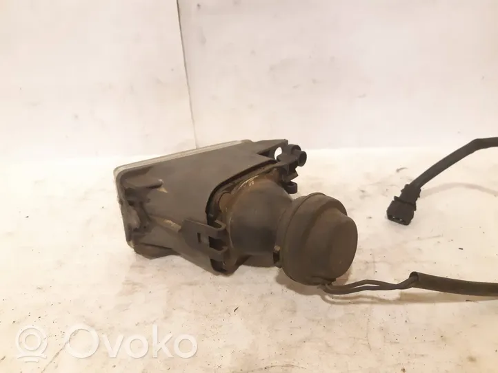 Volkswagen PASSAT B3 Передняя противотуманная фара 301133479