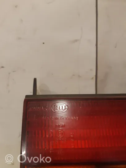 Volkswagen PASSAT B4 Lampy tylnej klapy bagażnika 3A5945107
