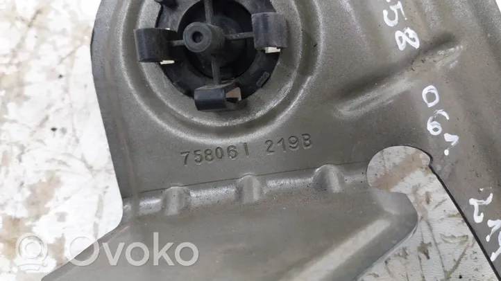 BMW X3 F25 Soporte de montaje del guardabarros 758061219A